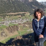 Tiziana Lattion, présidente de Liddes, nous a donné rendez-vous au roc de cornet. Vue imprenable sur la vallée et le village de Liddes.